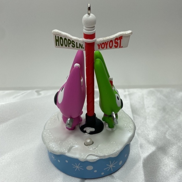 Hallmark Keepsake Hoops and YoYo Cell-ebrating Christmas Sound Ornament 2008 - Picture 8 of 9